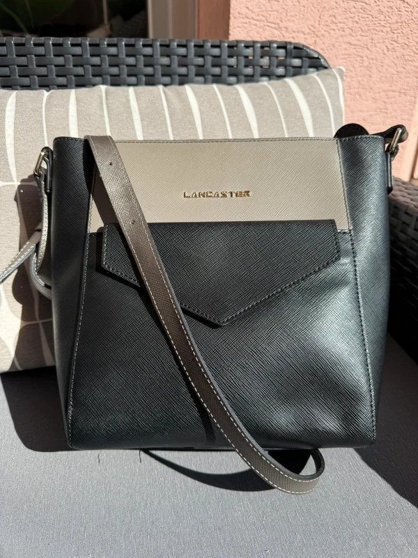 Sac Lancaster Saffiano Signature noir et taupe – bandoulière