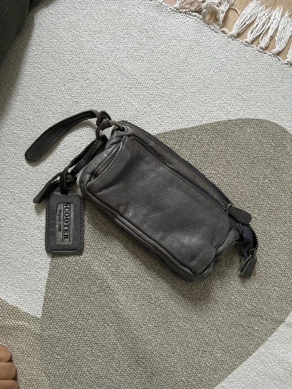 Pochette 100% cuir marque Scooter valeur 129€