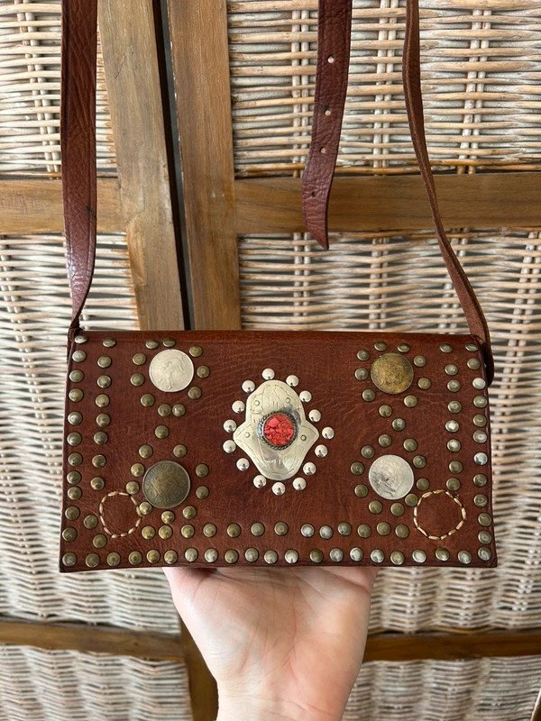 Sac bandoulière cuir et clous vintage