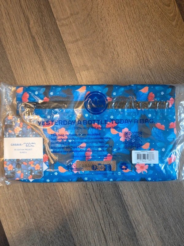 Pochette illustrateur Cabaïa modèle Marion Blanc bleu avec chats noir jamais déb