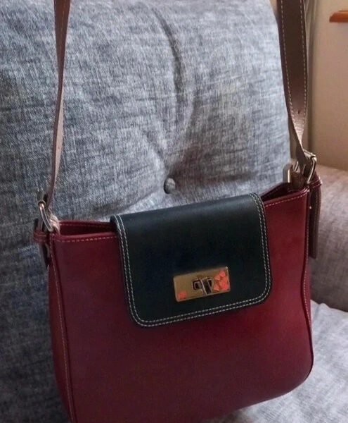 Très beau sac à bandoulière en cuir Lancaster