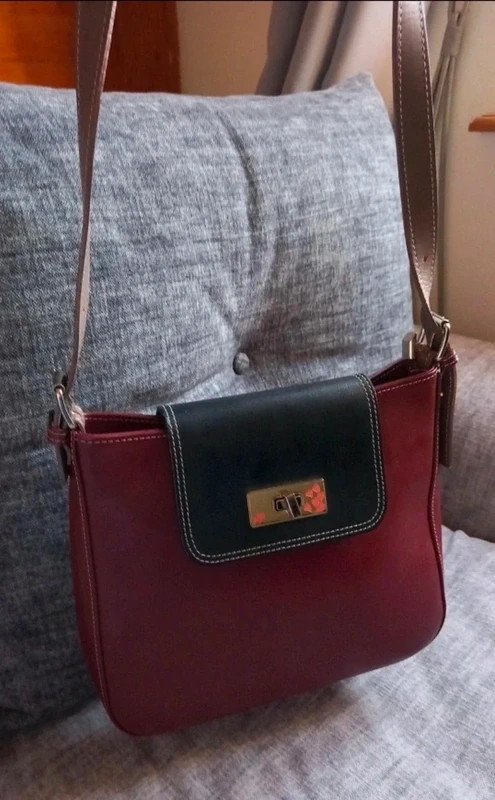 Très beau sac à bandoulière en cuir Lancaster