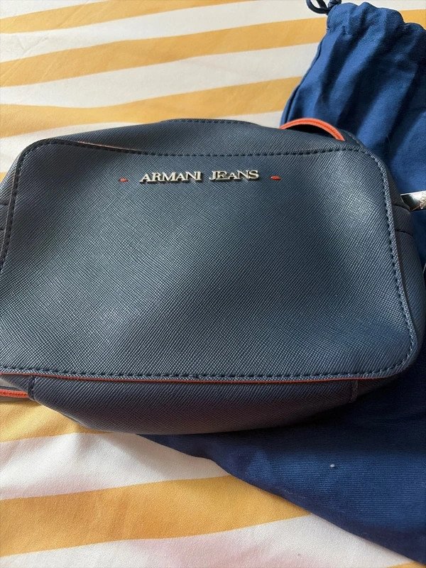 Jolie. Peti sac. Armani jeans