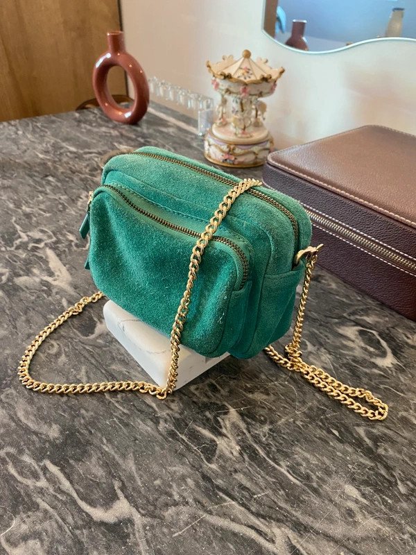 Sac à bandoulière cuir vert chaîne dorée Petite Mendigote Paris