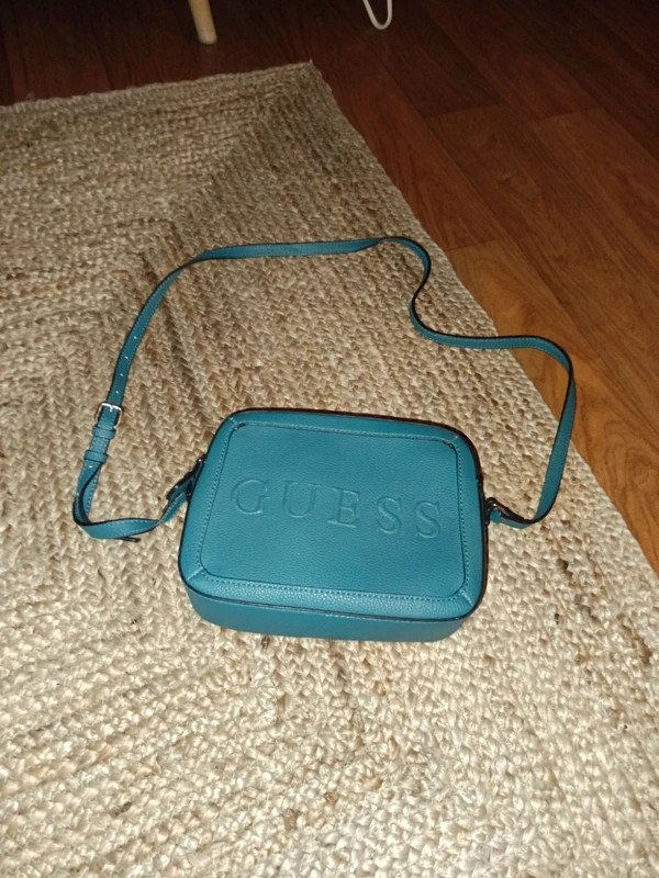 Très beau sac bandoulière Guess vert canard
