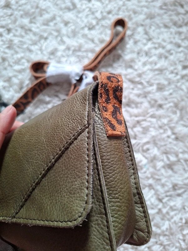 Sac Pieces, cuir kaki, bandoulière léopard camel, tout neuf Avec étiquette