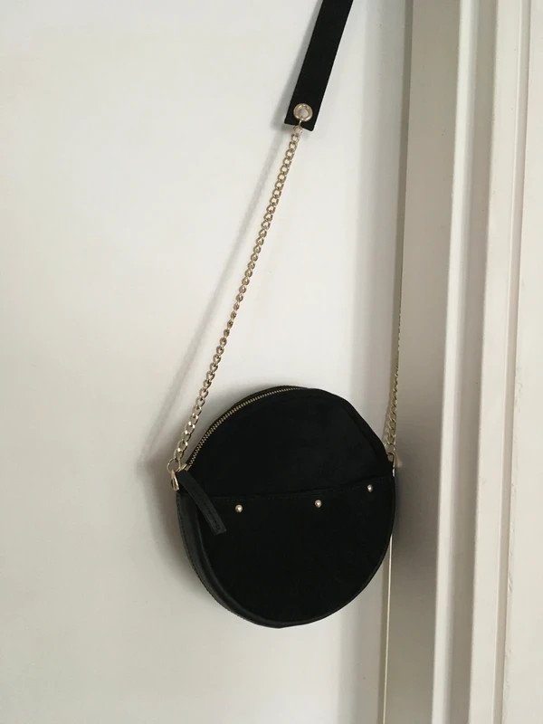 Sac rond Caroll en cuir noir et chaine dorée