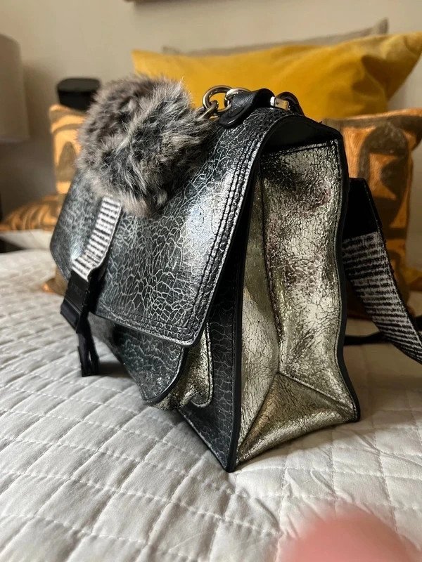 Sac bandoulière diesel cuir craquelé argenté noir rabat boucle poignée fausse fo