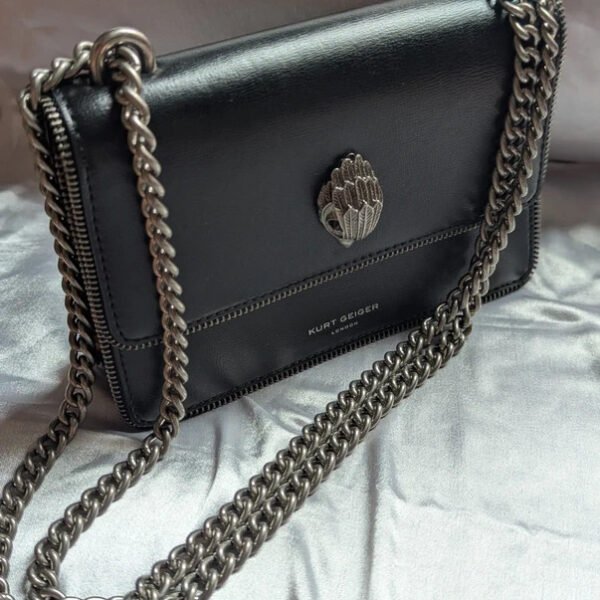 Sac en cuir noir à bandoulière chaîne argentée