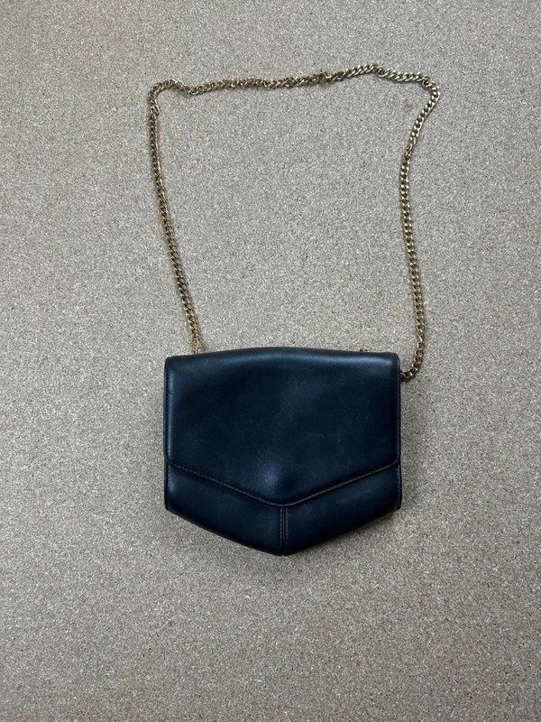 Sac à bandoulière doré sandro en cuir noir style pochette 100% pleine fleur de v