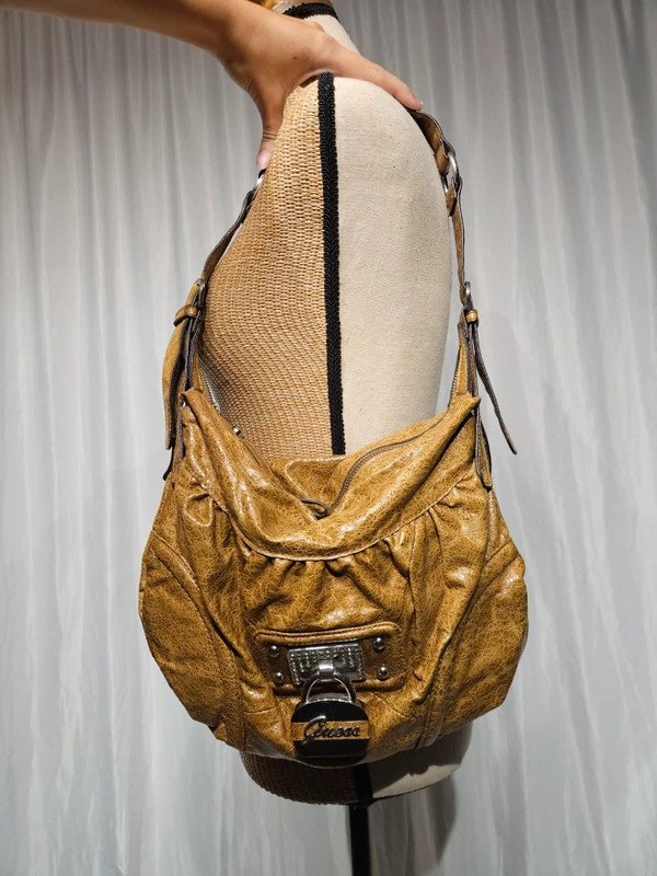 Sac hobo vintage GUESS Kendall – Style Y2K – Moutarde / Camel