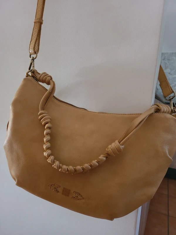 Magnifique sac BIBA en cuir jaune avec de superbes finitions sur une forme 1/2