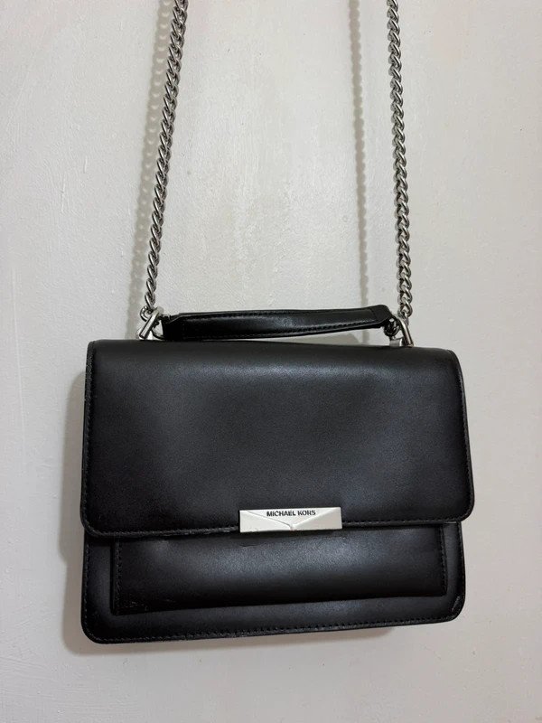 Sac Michael Kors noir à bandoulière chaîne argentée