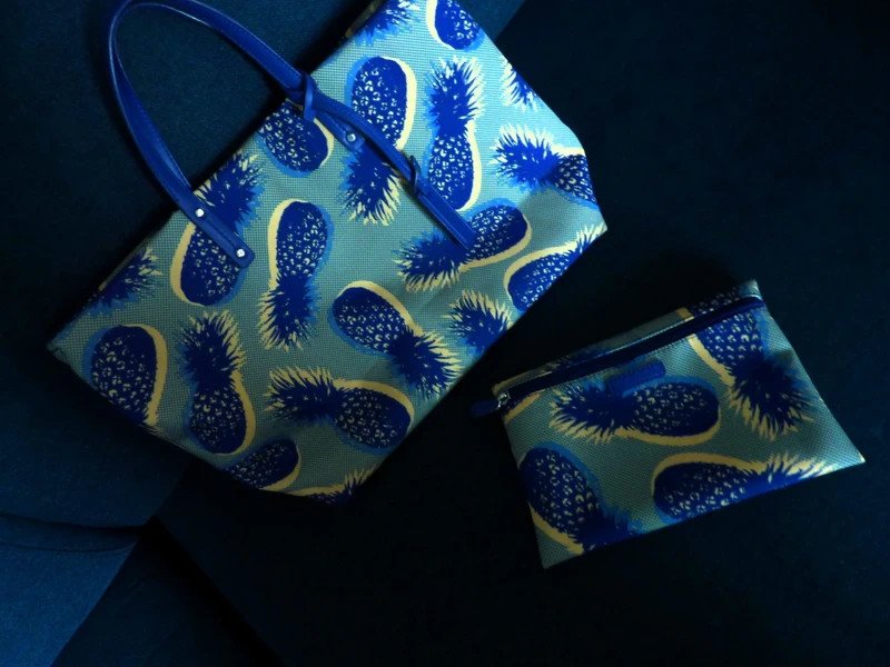Sac cabas Le Tanneur comme neuf - Motif ananas bleu & doré + pochette