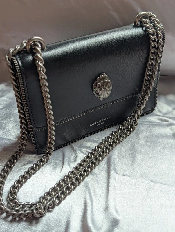 Sac en cuir noir à bandoulière chaîne argentée