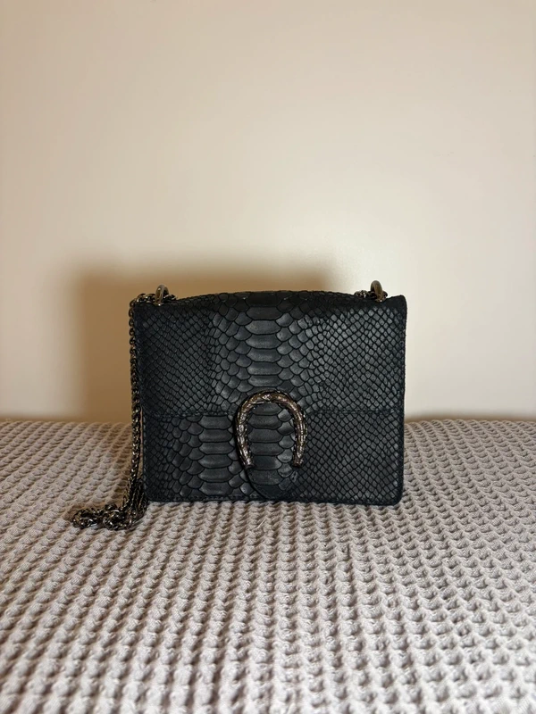 Sac bandoulière/ épaule effet écailles noir