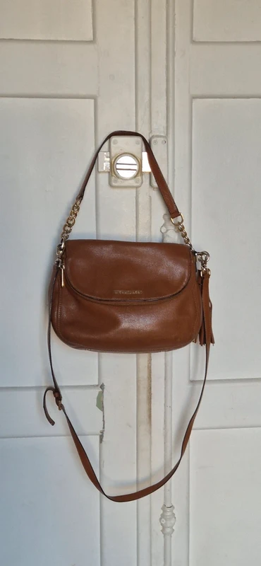 Magnifique sac michael kors ultra-polyvalent et tendance avec ses détails dorés