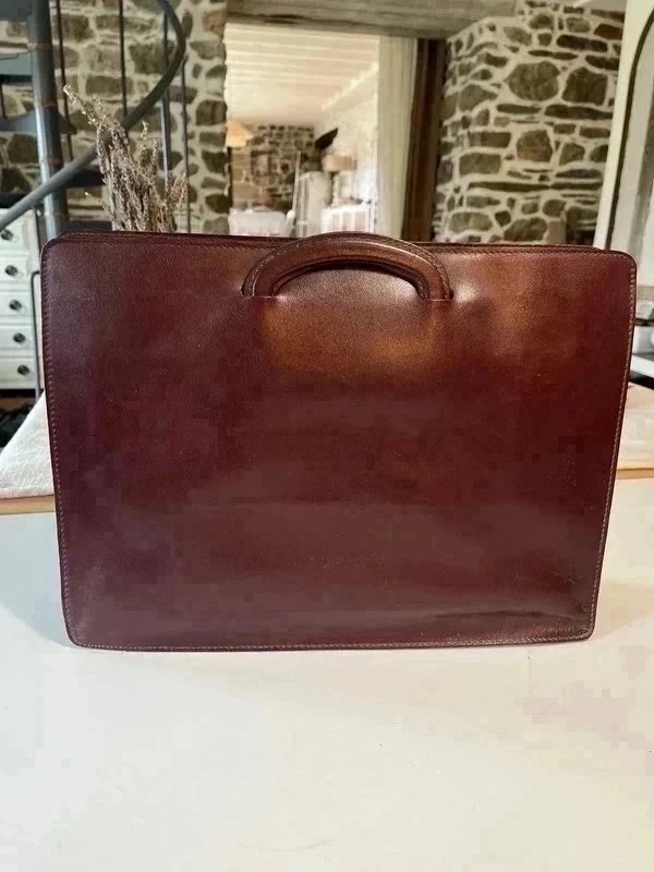 Cartable Gérard Hénon en cuir grenat, modèle d’époque, très belle conservation.