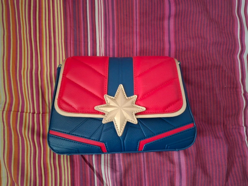 Loungefly sac et portefeuille Captain Marvel