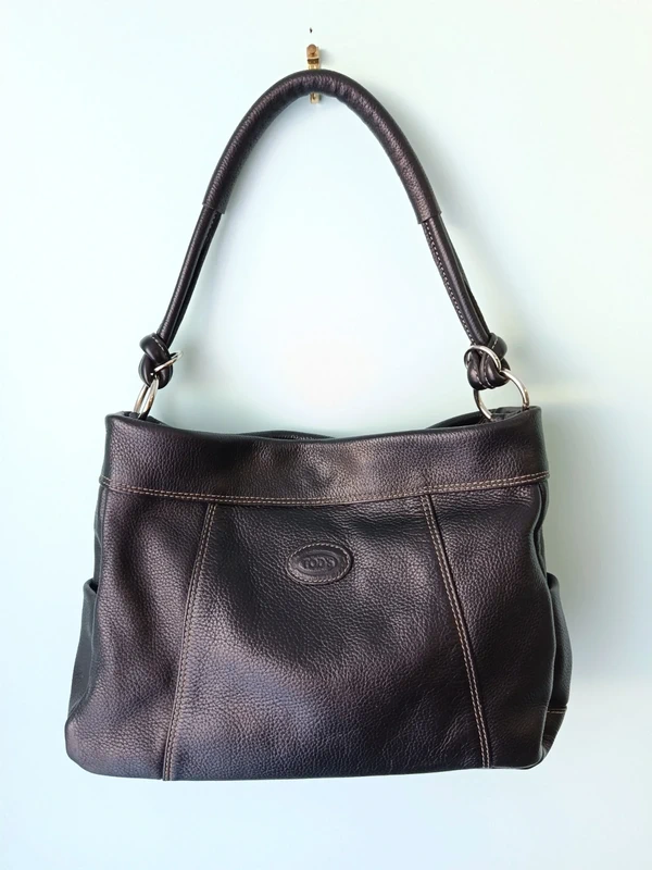 Sac à main en cuir noir Tod's femme porté épaule