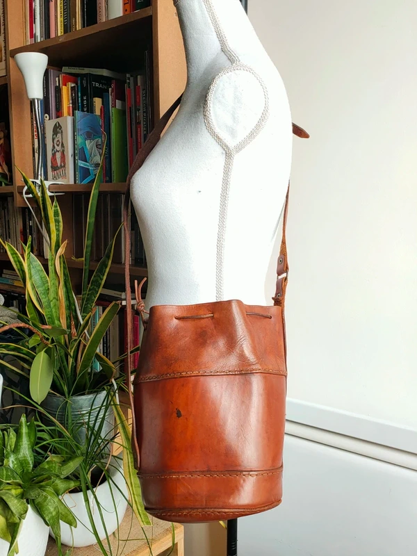 Sac-seau en cuir rigide couleur cognac