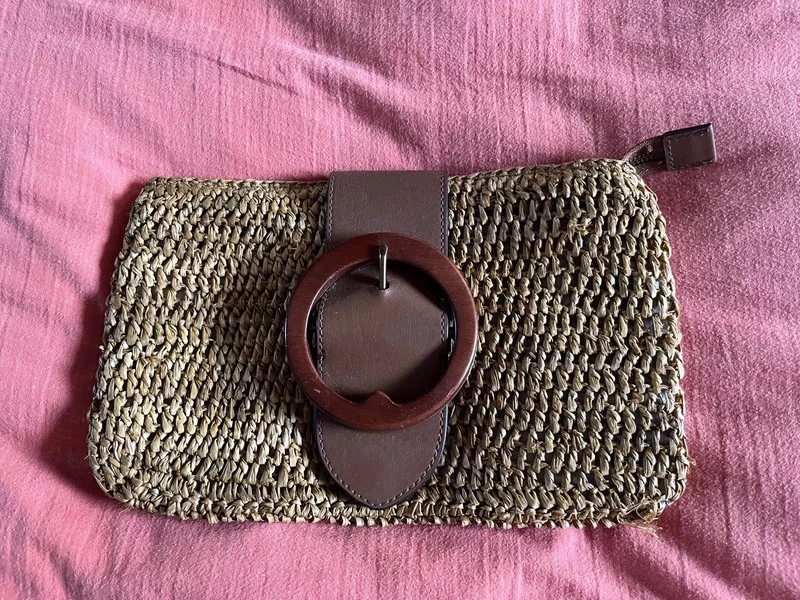 Pochette en raphia et cuir