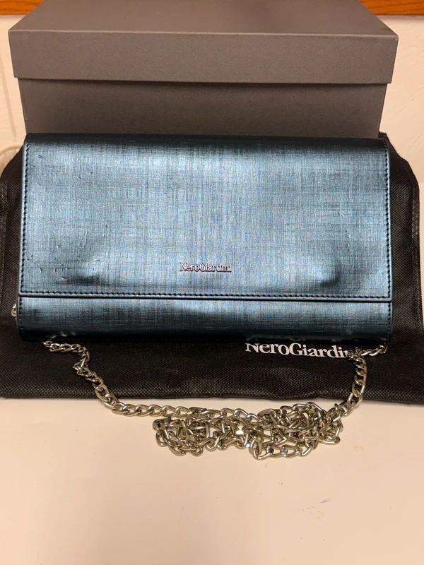 Sac pochette NeroGiardini bleu avec chaîne