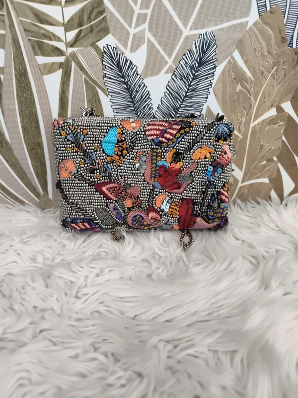 Sac à bandoulière perlée.