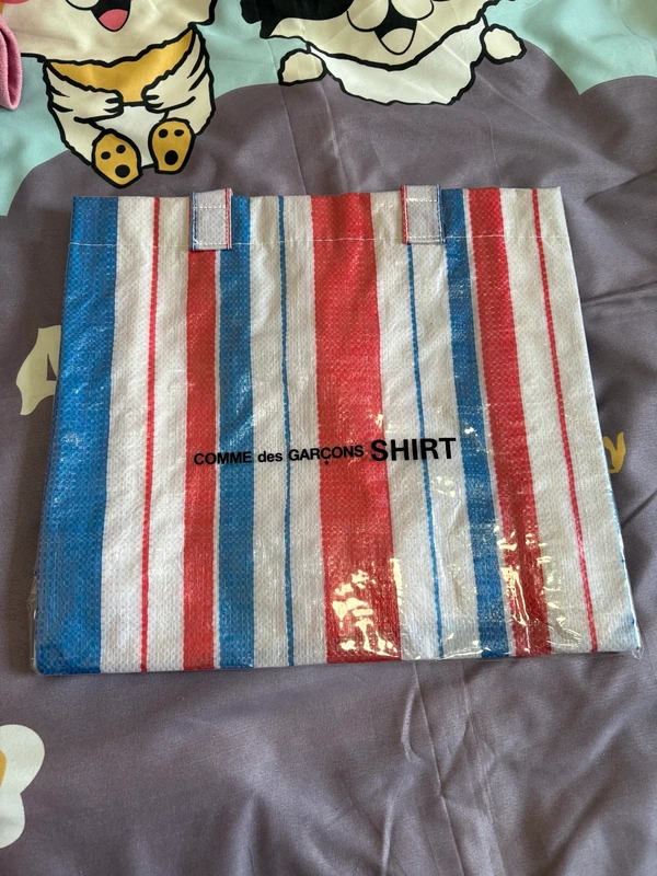 Sac fourre-tout rouge, bleu et blanc