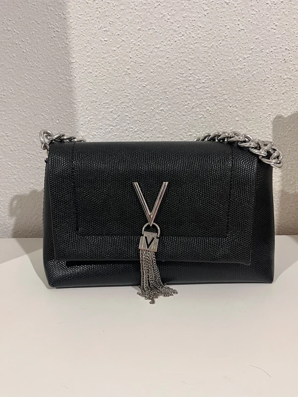 Sac à main Valentino noir cuir grainé bijouterie argentée bandouliere