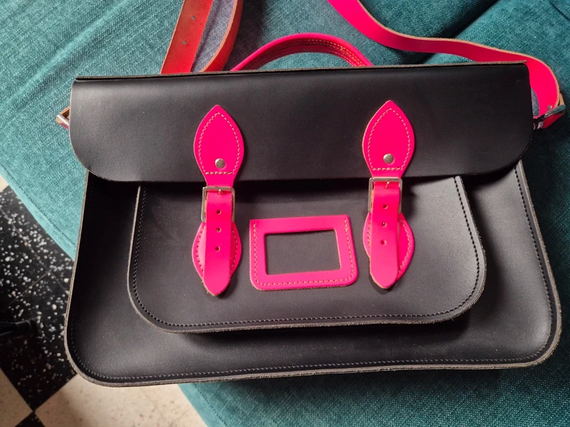 Sac cartable The Leather Satchel Company noir et rose fluo
