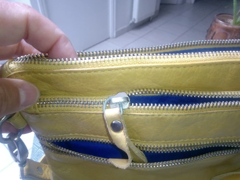 Sac/ pochette jaune en cuir grainé