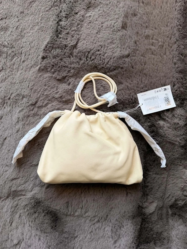 COS Mini Pochette Cavatelli Jaune Beurre en Cuir