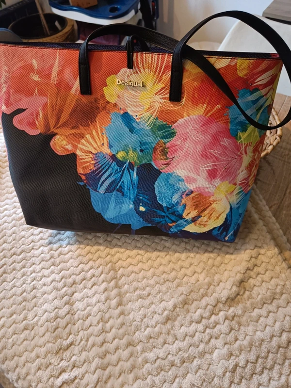 Vends très beau sac Desigual, très bon état, multicolore.