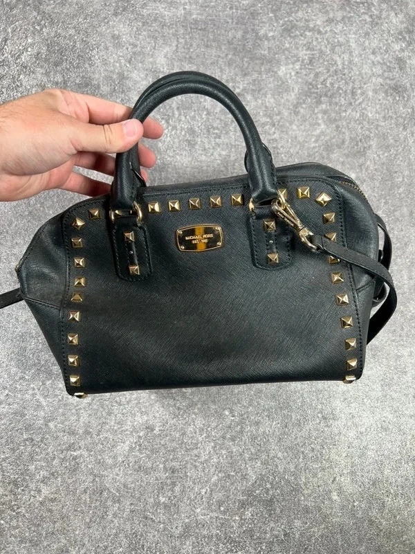 Sac Michael Kors cuir Saffiano noir clouté clous dorés bandoulière amovible port