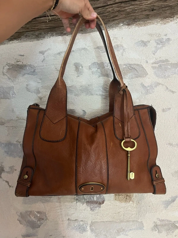 Sac Fossil cuir marron porté épaule