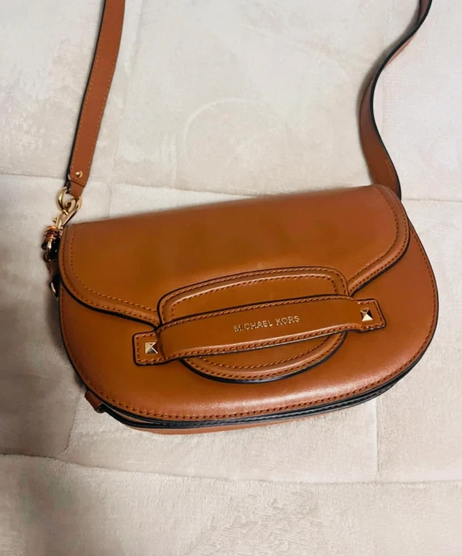 Un sac à main et bandoulière au même temps Mickaël Korse marron