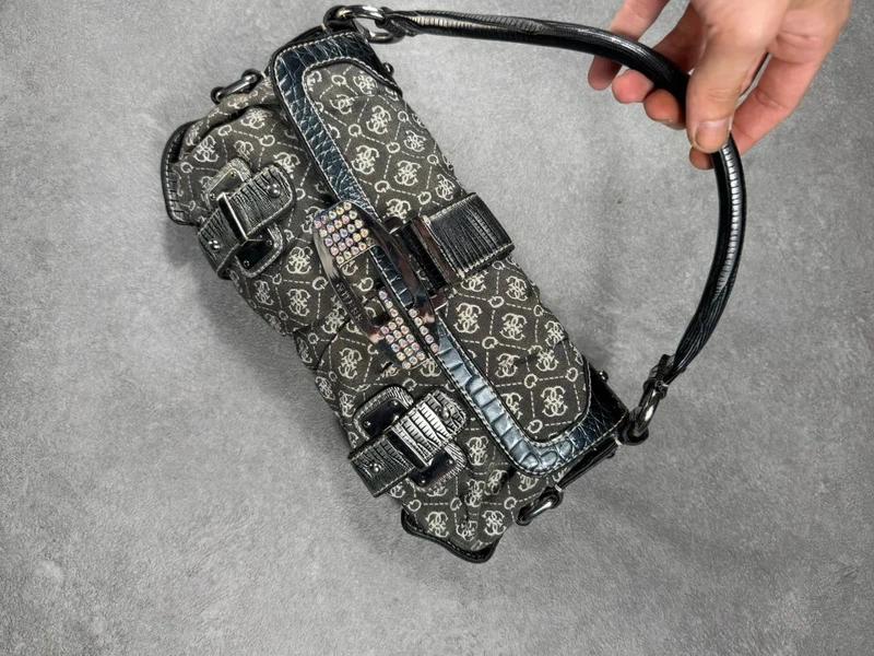 Sac Guess vintage monogramme noir Y2K – strass et boucles