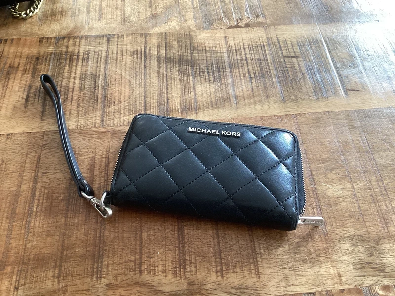 Portefeuille Mickael Kors cuir noir matelassé