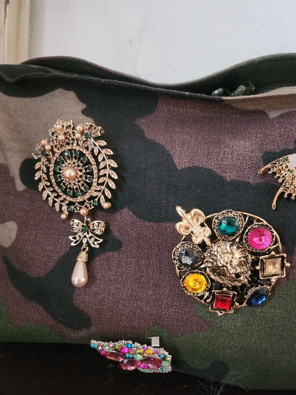 Pochette, sac camouflage broches baroques vintage, style bohème chic
