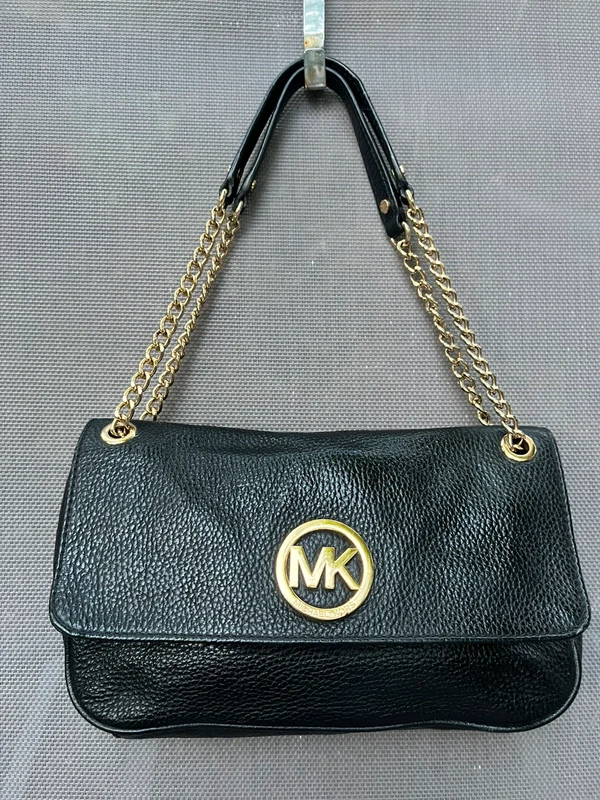 Sac Michael Kors en cuir noir – chaîne dorée