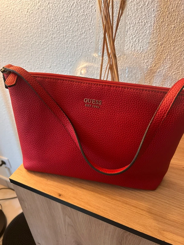 Pochette Guess rouge avec bandoulière