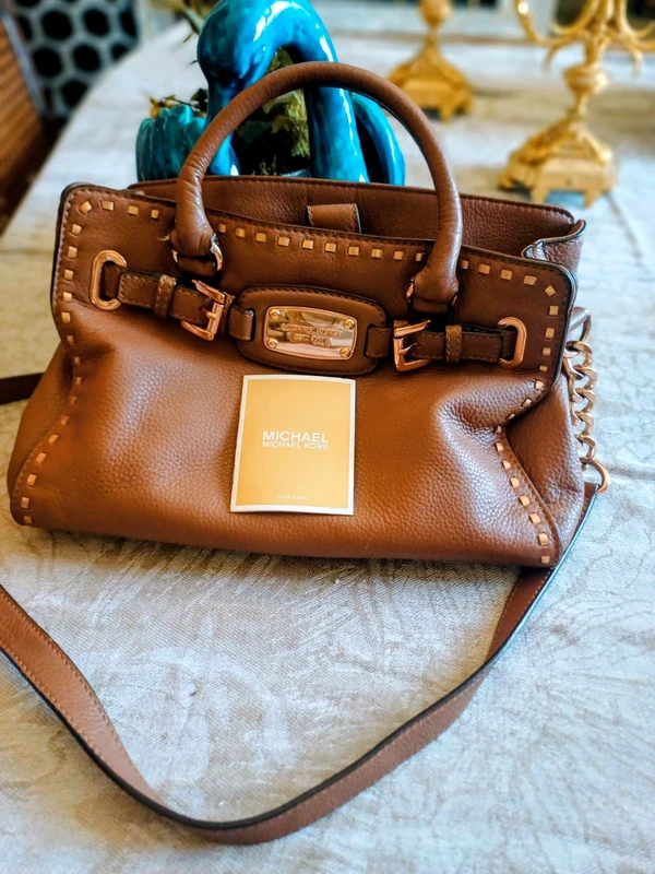 Trés beau sac cognac Mikael Kors avec détails dorés et bandoulière amovible- pri