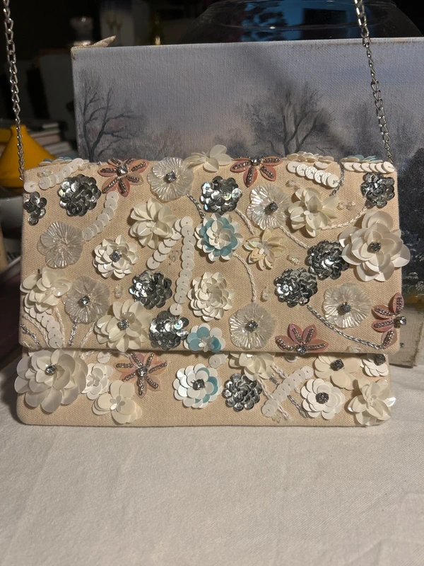 Pochette soirée fleurs brodées perles sequins – sac cérémonie élégant