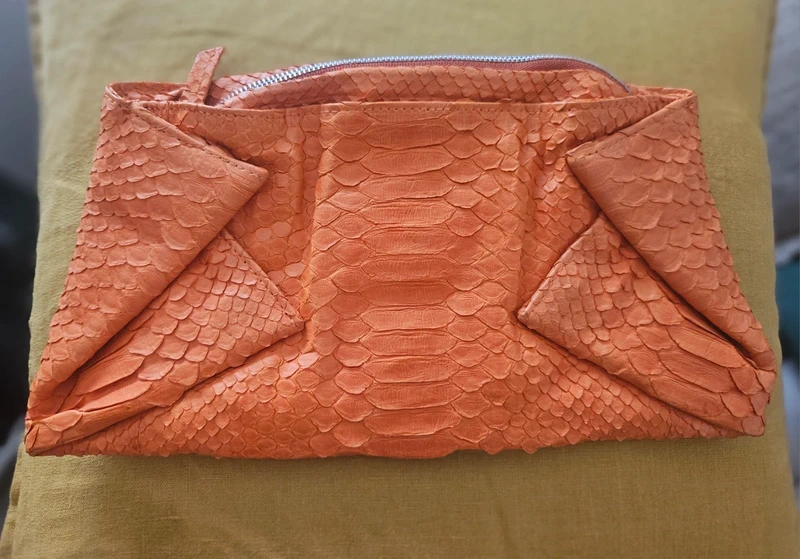 Pochette python orange avec rabats magnétiques