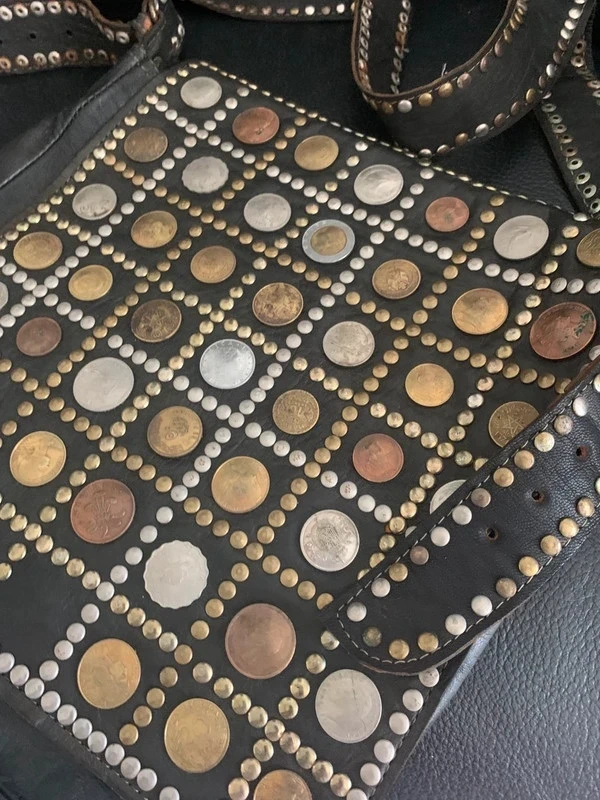 Sac tout cuir et pièces anciennes