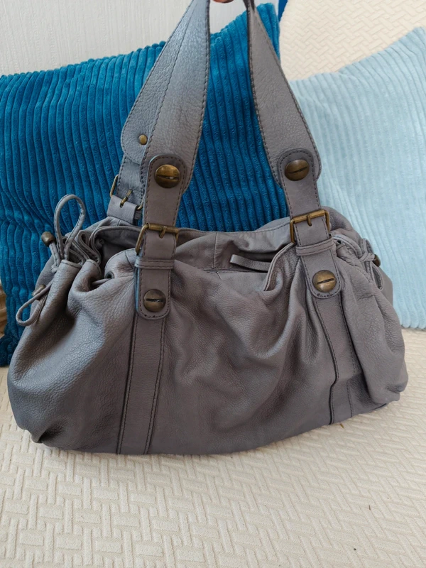 Sac qui ressemble au modèle 24h en cuir gris