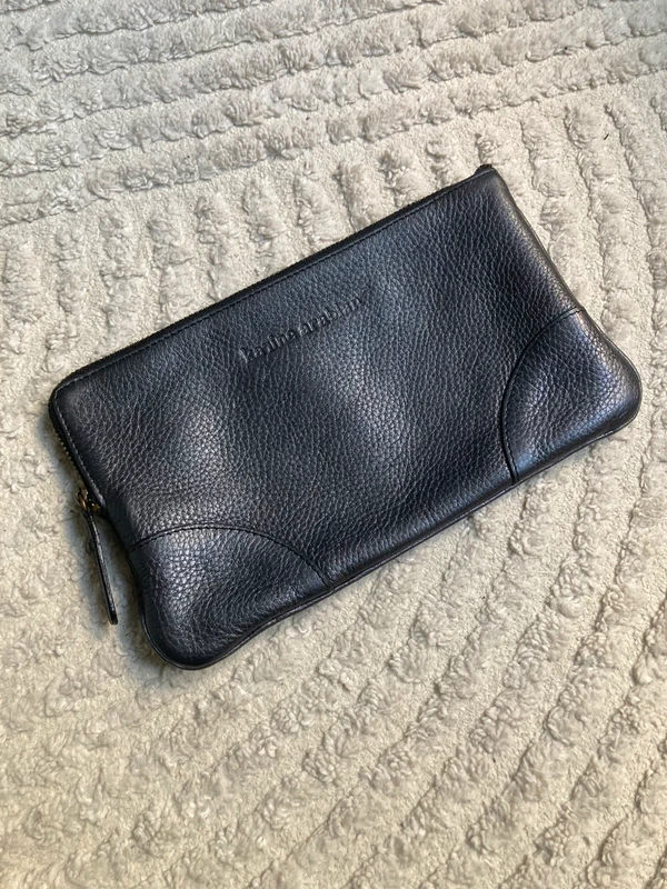 Pochette cuir grise irisée